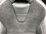 マツダは運転手中心の車つくりを行っております。上部に視認ゾーン、手が届く位置に操作ゾーンを配置し、運転に集中できるコックピットを演出しております☆