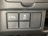 VSA装備車です。VSAはドライバーの操作と車の動きを見守っています。もし車の挙動が乱れたとき、4輪別々にブレーキをかけたり、エンジンパワーをしぼることによって車を安定させます。