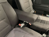 アームレストもございますので長距離運転の際も快適にお過ごしいただけます。