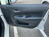 ボトルホルダー付き運転席ドア。