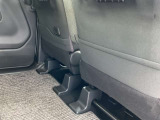 運転席・助手席シートバックには小物を収納できるポケットが付いています。