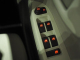 運転席ドアのパワーウィンドウスイッチと電動ドアミラーのスイッチです。