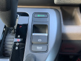 電動パーキングブレーキ・オートブレーキホールドです。ボタンを引っ張るだけでサイドブレーキがかかります。オートブレーキホールドは信号待ちや渋滞でもブレーキを踏み続ける必要なし!楽に運転できます!