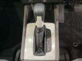 「e:HEV」搭載車です。日常シーンのほとんどをモーターで走行し、高速クルージングなどモーターよりもエンジンの方が効率が良い領域はエンジンで走行、あらゆる領域で優れた燃費走行を実現します。
