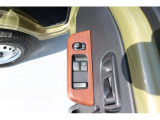 右側運転席ドアスイッチです。ドアミラーコントロール、パワーウィンドーのコントロールが集中し、操作がしやすいレイアウトです。