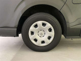 タイヤサイズは 195/80 R15 です。