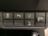 ハンドルの右側にはヘットライトリベライザーとHondaセンシング用のメインスイッチがついています。ヘッドライトリベライザーは道路状況や積荷の加重に応じてライトの高さを調節できます。