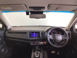 運転席は、大きな座面と包み込むような背もたれがドライバーの身体全体をしっかり支えます。上質なシート素材と座り心地のよいクッションを採用し、長時間の運転やコーナーの多い道も快適です