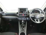 運転席・助手席を入れたインストルメントパネル全体画像です。