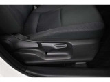 運転席シートリフター装備!シートの上下調整で運転操作の視界を確保できます。