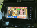 テレビ番組を画面に表示でき、停車中の休憩時間などに映像を視聴できます。お出かけ先での待ち時間にも活用しやすく、車内で過ごすひとときに楽しみを添えてくれる装備です。