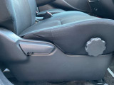 運転席シートリフター(ラチェット式)で、座面の高さも上下に動き、体格にあわせて調整ができ広々でゆったり運転できます♪