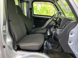 シートに座ると前方の視界が広がり、運転席から周囲を確認しやすい室内です。落ち着いた色合いのシートと足元の空間で、日常の移動から仕事での乗り降りまで使いやすそうです。