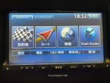 センターに配置されたタッチパネルディスプレイ。ナビゲーション機能やオーディオ操作を直感的に行え、サーキットへの往復の道中も快適に過ごすことができます。