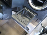 ドリンクホルダー付きです。ドリンクホルダーとしては勿論、スマホや長財布を収納することだって出来ますよ。