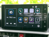 ラジオやBluetooth、USBなど多彩な音源に対応し、電話やスマートフォン連携のメニューも表示。普段使いの音楽再生や通話を車内で楽しみたい方に便利な装備です。
