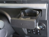 ドリンクホルダー付きです。ドリンクホルダーとしては勿論、スマホや長財布を収納することだって出来ますよ。