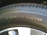 タイヤサイズは、235/55R19です。