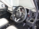 ◆視界広々で非常に運転しやすくロングドライブでも疲れを感じさせないすっきりとまとまったインパネ周りです。