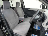 運転席のスペースはゆったりしていて、視界も広く確保されているので普段の運転からロングドライブまで快適です。