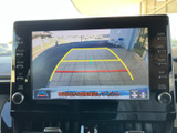 駐車時に周囲の状況を画面で確認でき、車庫入れや縦列駐車をサポートします。ガイドラインも表示されるため、距離感をつかみやすく安心して操作いただけます。
