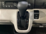 CVT車のセレクトレバーです。低速から高速まで、変速ショックのないスムーズな走りを実現するとともに、エンジン効率のよい領域を維持することで燃費にも貢献します。