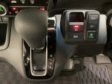 CVT車のセレクトレバーです。低速から高速まで、変速ショックのないスムーズな走りと、エンジン効率のよい領域を維持して燃費にも貢献します。サイドブレーキはスイッチ操作の電子制御パーキングブレーキです。