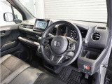 ◆視界広々で非常に運転しやすくロングドライブでも疲れを感じさせないすっきりとまとまったインパネ周りです。
