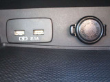 車内でスマホの充電ができるUSBポートがお使いいただけます。