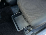 助手席シート下には車検証などが収納できるスライド式の収納BOXがついています。