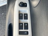 【電動格納ミラー】サイドミラーは電動格納式となっており、狭い駐車場でもキズがつくリスクを抑えられます。