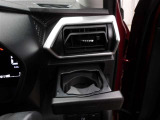 運転席のカップホルダーはエアコンの吹き出し口にありますので冷やしたり温めたりすることが出来ます☆