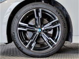 【BMWアロイホイル】軽量かつ強度に拘ったアロイホイル。走行性能ポテンシャルを引き出す設計。車の足元を引き締めてくれる大きなポイントはアロイホイルです。
