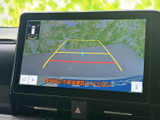 車両後方の映像にガイド線が表示され、駐車時の位置確認をサポートします。モニターで周囲を確かめつつ、目視も合わせて安全に駐車していただけます。