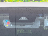 【プリクラッシュセーフティ】前方の車両等を検知し、衝突しそうな時は警報で注意を促し、ブレーキを踏む力をサポート。ブレーキを踏めなかった場合は衝突被害軽減ブレーキが作動、衝突回避をサポートします。
