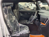 毎日過ごす運転席は要チェック。シートのへたり・擦れ、視界のイメージまで伝わる重要ポイント。