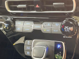 【オートエアコン】一度お好みの温度に設定すれば、車内の温度を検知し風量や温度を自動で調整。暑い&hellip;寒い&hellip;と何度もスイッチ操作をする必要はありません。快適な車内空間には必須の機能ですね♪