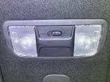 【フロントルームランプ】夜に車内で探し物をするときや、降りる前の荷物チェックに欠かせない光。パッと点灯して手元をしっかり照らしてくれます。