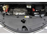 エンジンルームの樹脂部分は丁寧に磨いてツヤをだしています。当社の中古車のエンジンルームクリーニングはとても自信があります★