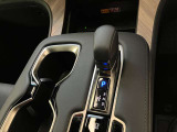 停車時のブレーキホールド機能に対応した電動パーキングブレーキ。渋滞や信号待ちで便利なブレーキホールド機能も装備されています