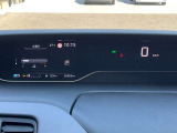 視認性の良いメーターパネルデザインです。ディスプレイに各種の情報、設定画面が見やすく表示されます。