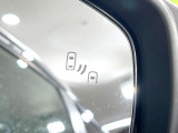 【ブラインドスポットモニター】走行中、ドアミラーの死角になりやすい箇所に後続車が接近するとサイドミラーのレンズに警告を表示!ドライバーに注意喚起をしてくれます。