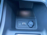 運転席・助手席間の収納にシガーソケットとUSBが用意されており、電源を取って頂く事が出来ます