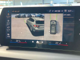 【全周囲カメラ】全周囲カメラ装備車両で御座いますので、狭い駐車スペースでもお車の全体図が確認でき、障害物との接触を未然に防ぐことが可能です。