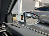 サイドアシスト装備 ドライバーの死角を並走する車両を検知します。ドアミラーの内側のLEDが点灯・点滅して事故の危険を知らせます。
