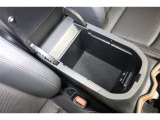 運転席からも助手席からも手が届きやすく、小物などを置いておくのにとても便利♪