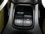 電動パーキングブレーキを搭載。スイッチ操作でパーキングブレーキを作動・解除することが可能ですので、操作の力が不要ですよ♪