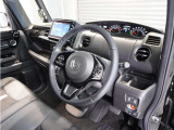 ◆視界広々で非常に運転しやすくロングドライブでも疲れを感じさせないすっきりとまとまったインパネ周りです。