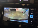 バックカメラの画像です。ガイドラインがスムースな車庫入れをサポートいたします。車庫入れの安心感がアップしますね。