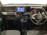 車内は光触媒抗菌消臭施工済です。インパネ周りはスタイリッシュなデザインで機能や装備も充実しています。グローブボックスやカップホルダーのほかにトレーなどたくさんの収納スペースが付いています。